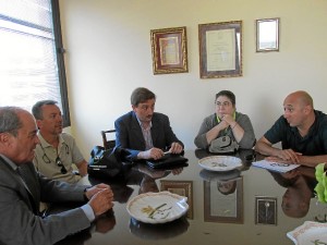 el presidente de CSIF-Huelva primero por la derecha, Antonio Ponce, primero por la izquierda, junto a otros representantes de CSIF