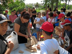 Niños y niñas interactuando en las actividades del campamento