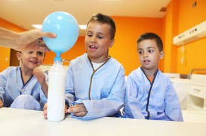 El proyecto Cienciaterapia consiste en entrener a los niños hospitalizados con divertidos experimentos científicos.