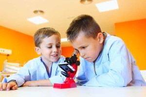 Niños disfrutando con los experimentos científicos.