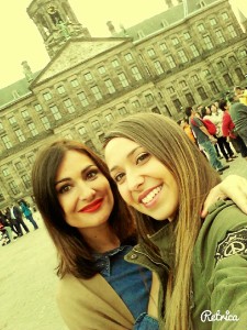 Cinta, a la izquierda, con su hermana en la plaza Dam y el Palacio Real de fondo.