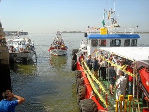 La Virgen del Carmen abandona el puerto de Huelva