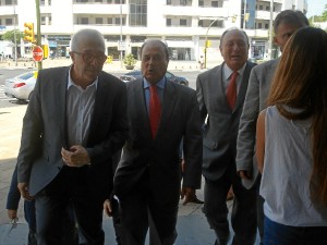 El consejero, llegando a la FOE junto al presidente de la FOE y de AIQBE. 