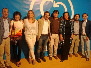 Representantes de la Diputación y el Partido Socialista de Huelva, en la caseta. 