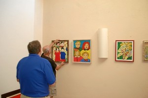 Francisco J. Martínez y Manolo Banda, montando la exposición. 