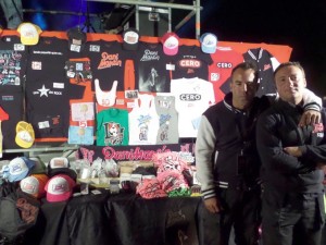 Edu Roldán y Nacho Jara, miembros del staff de Dani Martín en el punto de venta del merchandising. 