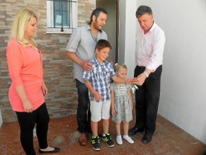 Momento de la entrega de la última vivienda. 