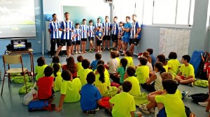 Integrantes del equipo charlando con los más jóvenes