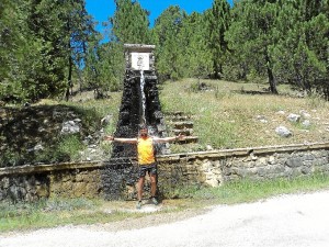 Fernando Soriano se refresca debajo de una de las pocas fuentes.