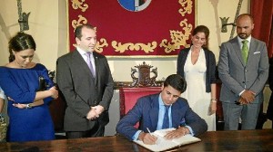 Francisco Rivera firma en el Libro de Honor del Ayuntamiento.