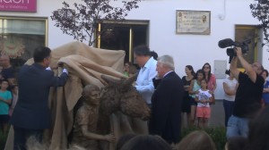 Develado de la escultura.