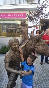 Los niños han comenzado a fotografiarse con Platero. 