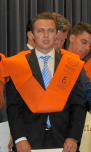 Juan se acaba de graduar en ADE.