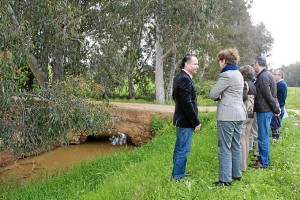 El alcalde de Ayamonte, Antonio Rodríguez, visita el puente medieval.