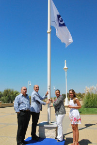 Las autoridades izan la Q de Calidad Islantilla 2014.