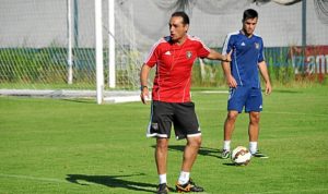 José Luis Oltra, técnico del Recre, durante un entrenamiento del equipo.