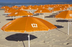 La playa de La Bota cubierta de sombrillas. 