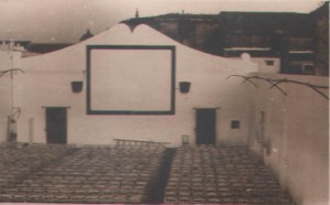 Interior del cine Santa Clara de Moguer antes de la instalación de una barra que tuvo luego debajo de la pantalla. / Foto: Archivo Familia Díaz Robles.