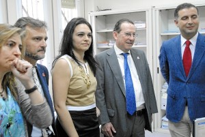 Emilio Llera, consejero de Justicia, durante su visita a la sede judicial de Moguer.