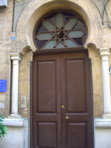 Puerta de entrada al número 2 de la calle Espronceda. 