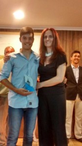 El joven, con el premio.