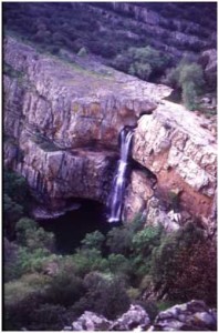 Fotografías de algunos aspectos de campo del Área cartografiada. En este caso,diversos tipos de pliegues. 