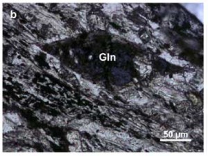 Fotomicrografía mostrando un mineral de alta presión (cristal de anfíbol Na, Gln) de la Mélange basal de la unidad Cubito-Moura (Zona de Ossa-Morena). Tomada de Rubio Pascual et al. (2013).