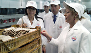 Elena Víboras observa la producción de Usisa durante su visita a esta planta onubense.