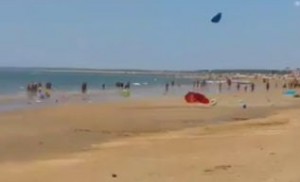 Imagen de la tolvanera que afectó a la playa de Punta. / Foto: Tele 5.