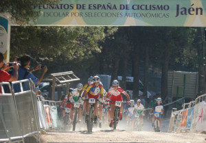 Salida de la prueba de BTT femenina en la que la onubense Miriam Palacios fue segunda. 