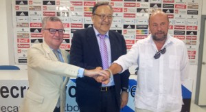 Manuel Domínguez, Eduardo Herrera y Pablo Comas, en la presentación del Trofeo. / Foto: www.recreativohuelva.com.