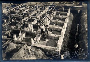 Para erigirlo se construyó un plataforma de hormigón. / Foto: Archivo Histórico.