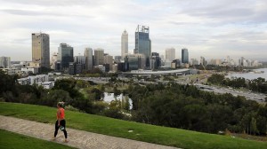 La ciudad conjuga la zona de negocios con zonas verdes.