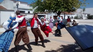 El colorido de la danza invade la provincia.