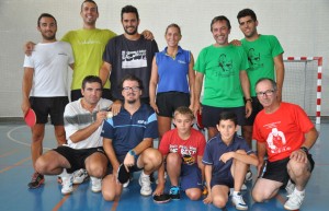 Los jugadores del equipo ayamontino, junto a Gloria Panadero. / Foto: J. L. Rúa.