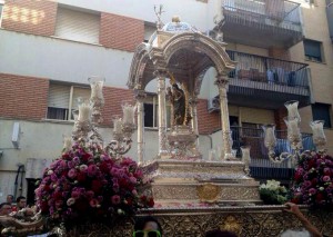 La Virgen Chiquita, a su paso por la calle San Andrés. 