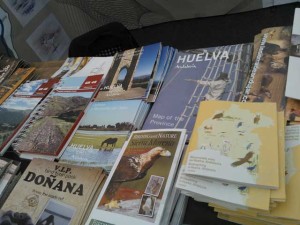 Folletos onubenses en la feria.