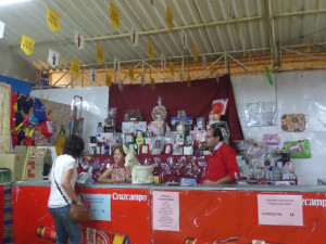 Hipólita Esteban, tesorera de la Hermandad, delante de la Tómbola Solidaria. 