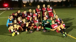 Las jugadoras del Sporting, con el trofeo conquistado en Badajoz. / Foto: @sportinghuelva.