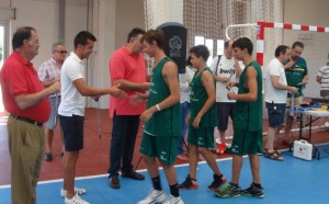 Los ganadores de los diversos torneos celebrados recogen sus premios.