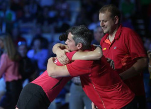 Carolina se abraza a su técnico Fernando Rivas, otra de las piedras angulares del éxito. / Foto: Badminton Photo. 