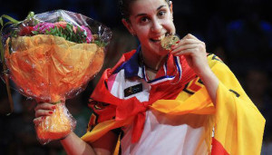 Carolina Marín muerde la medalla de oro conseguida. / Foto: www.badminton.es.