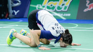 Carolina Marín besa la pista tras ganar el Mundial.