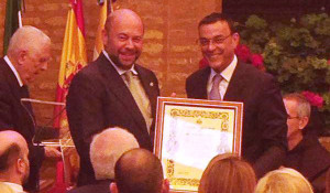 Pablo Comas, presidente del Recre, recibe la Medalla de Honor de manos de Ignacio Caraballo, presidente de la Diputación Provincial.