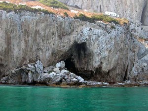 Cueva de Gorham desde el mar.