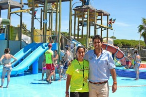 Rodrigo Casado junto a la responsable de una de las piscinas