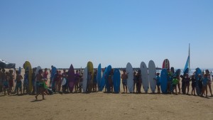 Los surfistas posando con sus tablas antes de comenzar las pruebas