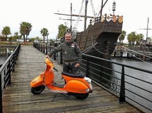 El onubense Dani Pérez con su vespa en el Muelle de las Carabelas. 