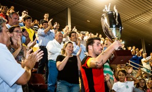 El capitán del Ayamonte, Dni, con el trofeo logrado. / Foto: J. Losa.