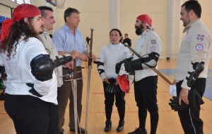 El alcalde de Palos, Carmelo Romero, departe con algunos de los participantes.